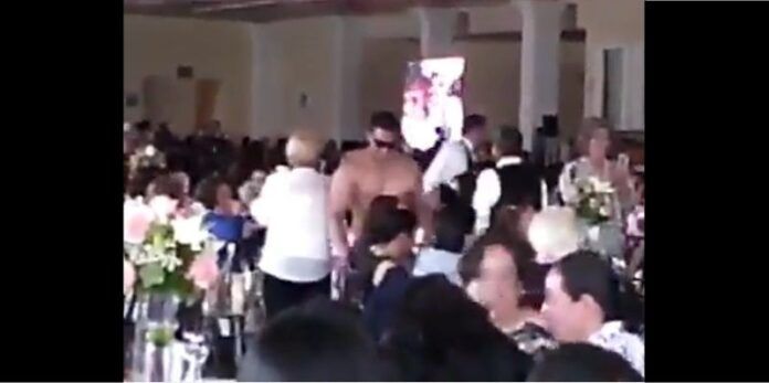 Festejo con uno de los animadores Festejo con uno de los animadores