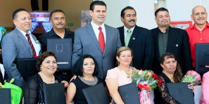 Miguel Alonso felicitó a los docentes.
