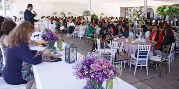 Las mamás trabajadoras fueron agasajadas en su convivio. Las mamás trabajadoras fueron agasajadas en su convivio.