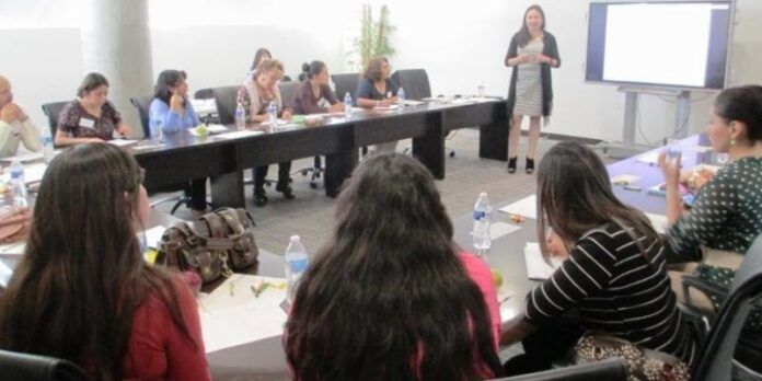 Cristela Trejo Ortiz durante el taller. (Cortesía) Cristela Trejo Ortiz durante el taller. (Cortesía)