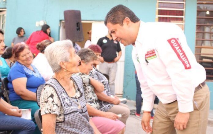 Candidato con mujeres de Las Piedreras