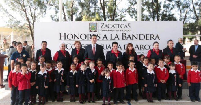 Participa en Honores a la Bandera Participa en Honores a la Bandera