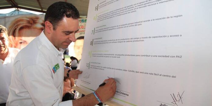Alejandro Tello durante la firma del contrato con productores. Alejandro Tello durante la firma del contrato con productores.