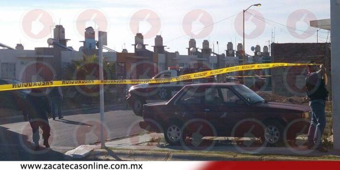 Servicios periciales hace levantamiento de pruebas.