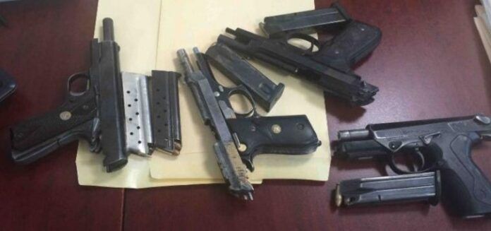 Las armas y la camioneta quedaron aseguradas. Las armas y la camioneta quedaron aseguradas.