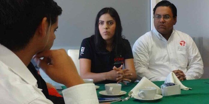 Isadora Santivañez con jóvenes Isadora Santivañez con jóvenes