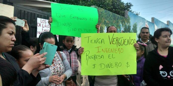 Padres de familia exigen el dinero. Padres de familia exigen el dinero.