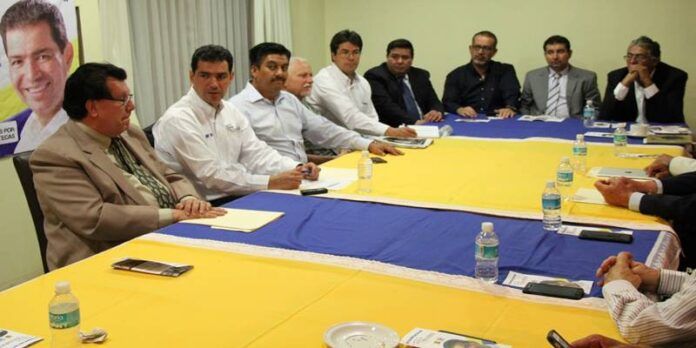 El candidato con integrantes del Fecoapez. El candidato con integrantes del Fecoapez.