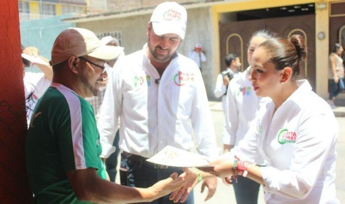Lupita Flores y José Haro visitan casa por casa.