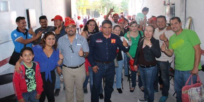 Lolo Hernández con vecinos de Guadalupe. Lolo Hernández con vecinos de Guadalupe.