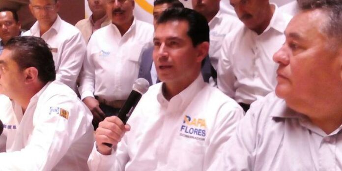 Rafael Flores en conferencia de prensa.