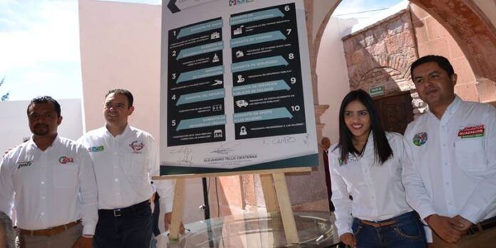 Candidatos firman contrato. Candidatos firman contrato.