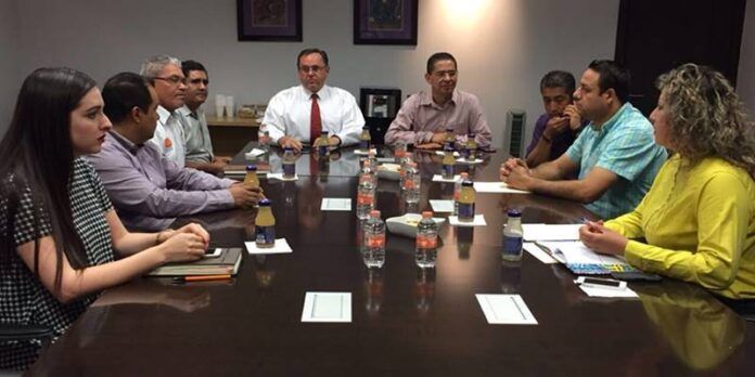 Firmaron un convenio de colaboración panaderos y autoridades. Firmaron un convenio de colaboración panaderos y autoridades.