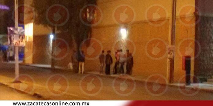 Era un grupo de entre 15 y 20 estudiantes. Era un grupo de entre 15 y 20 estudiantes.