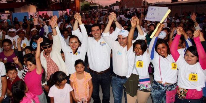Rafael Flores con colonos de El Salto. Rafael Flores con colonos de El Salto.
