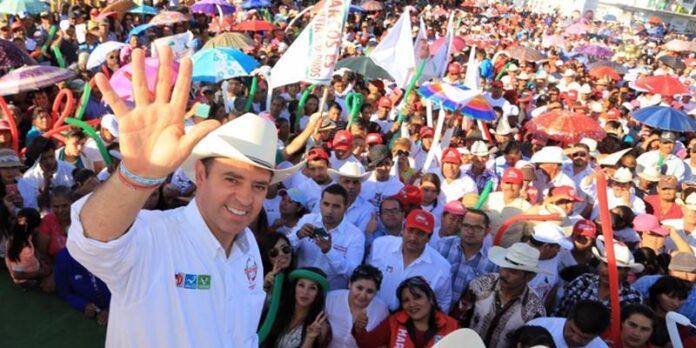 Cientos de pinenses manifiestan apoyo a Alejandro Tello.