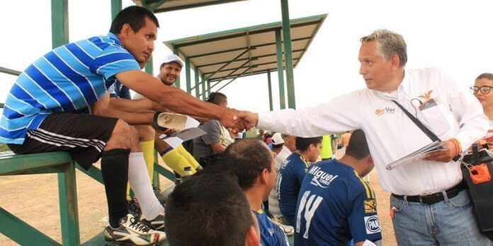 El candidato convivió con jugadores El candidato convivió con jugadores