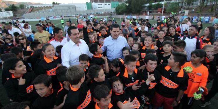 Gobernador con niños de Colegio Everest Gobernador con niños de Colegio Everest