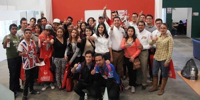 Candidato con jóvenes guadalupenses Candidato con jóvenes guadalupenses