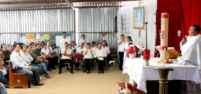 Asiste a misa en Villas de Guadalupe