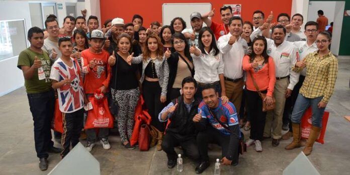 Isadora Santivañez se reúne con Red de Jóvenes por México.