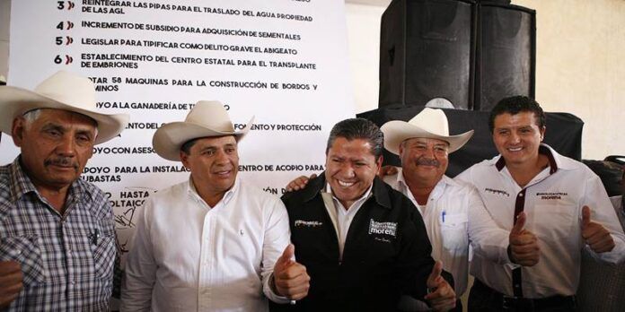 David Monreal firma compromisos. David Monreal firma compromisos.