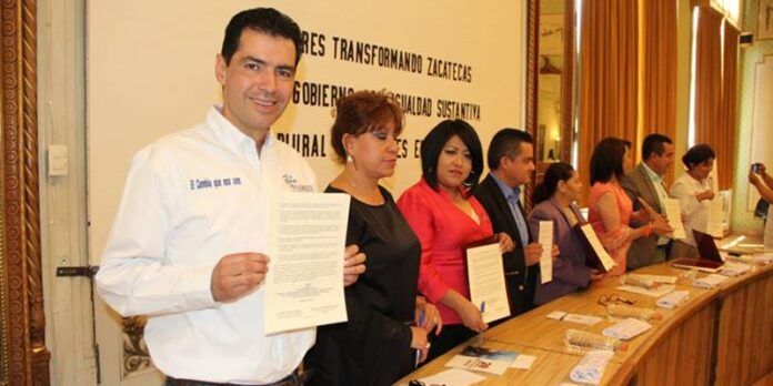 Rafael Flores en la firma de compromiso.