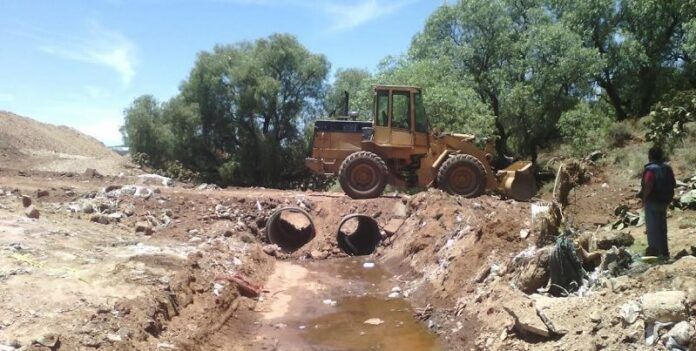 Utilizan maquinaria para la limpieza de canales Utilizan maquinaria para la limpieza de canales