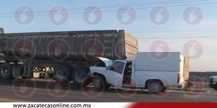 La camioneta quedó debajo del tráiler. La camioneta quedó debajo del tráiler.