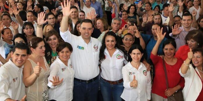 Alejandro Tello con trabajadores de salud Alejandro Tello con trabajadores de salud