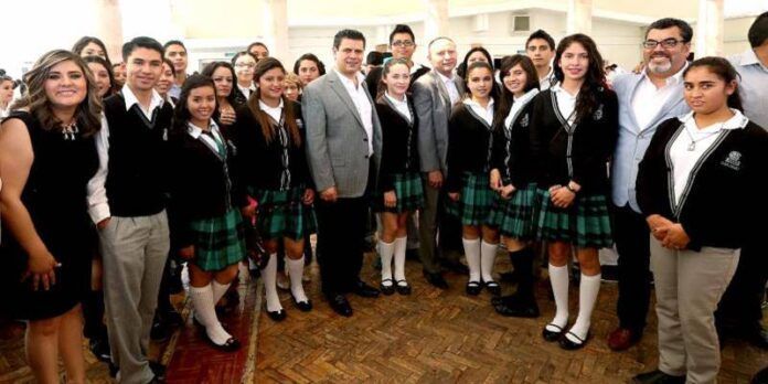 Miguel Alonso entregó reconocimientos. Miguel Alonso entregó reconocimientos.