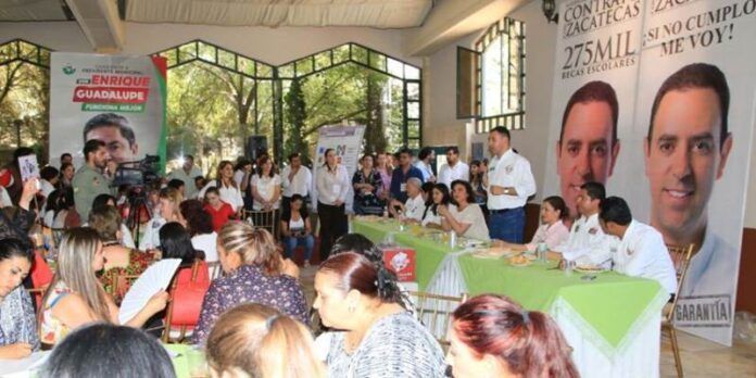 Candidato se reúne con mujeres Candidato se reúne con mujeres