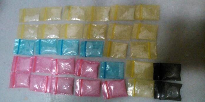 Llevaba la droga en pequeñas dosis. Llevaba la droga en pequeñas dosis.