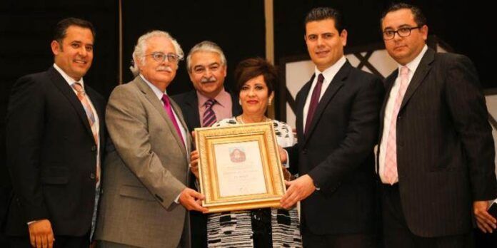 Gobernador con integrantes de radiodifusora Gobernador con integrantes de radiodifusora