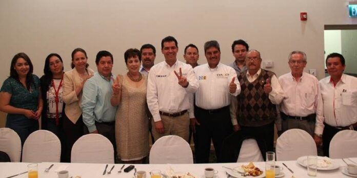 Candidato se reúne con agremiados