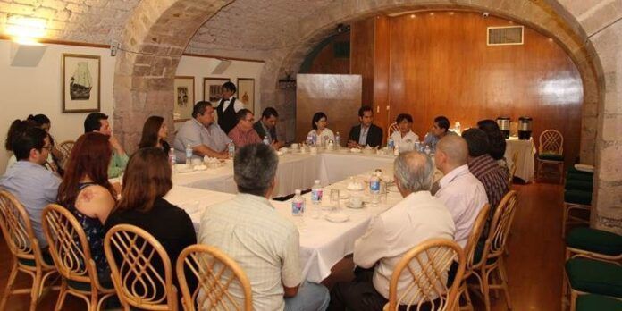 Candidata se reúne con miembros de Canirac Candidata se reúne con miembros de Canirac