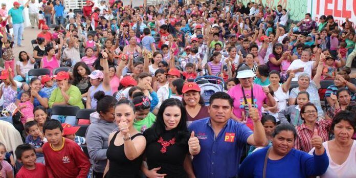 Colonos de Villa le brindan su apoyo a Lolo. Colonos de Villa le brindan su apoyo a Lolo.