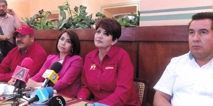 Candidata ofrece conferencia de prensa Candidata ofrece conferencia de prensa