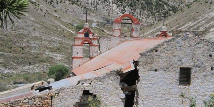 Iglesia y edificación con cuarteadura Iglesia y edificación con cuarteadura