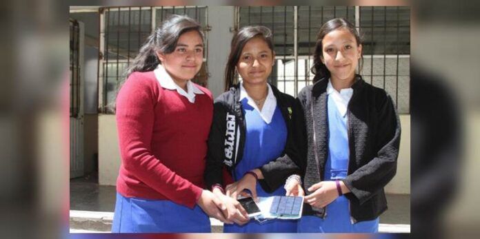 Alumnas de secundaria con su invento Alumnas de secundaria con su invento
