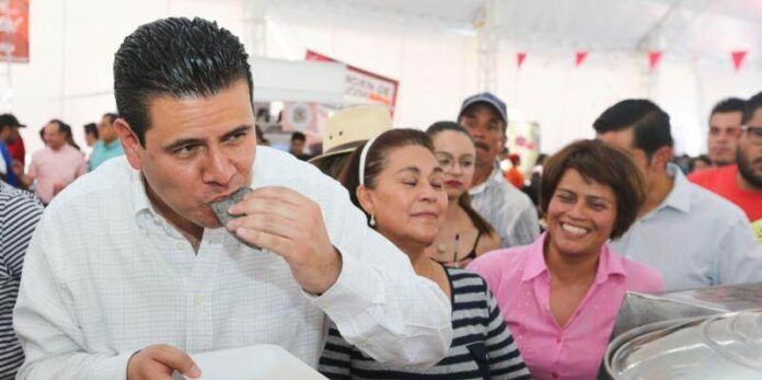 Gobernador disfruta de los manjares Gobernador disfruta de los manjares