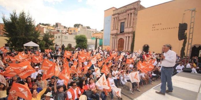 Candidato ante cientos de simpatizantes