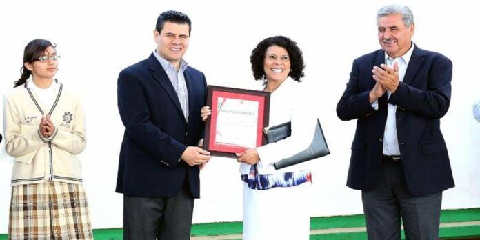La directora fue reconocida por sus años de servicio. La directora fue reconocida por sus años de servicio.