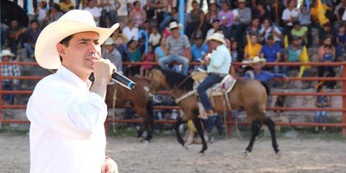 Candidato durante su gira Candidato durante su gira