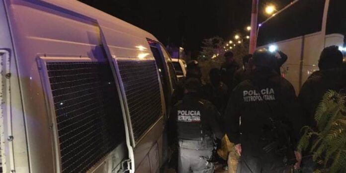 Policías apoyan en el rescate Policías apoyan en el rescate