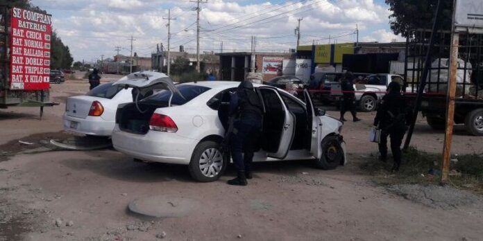 Policías aseguraron los autos y el arma Policías aseguraron los autos y el arma