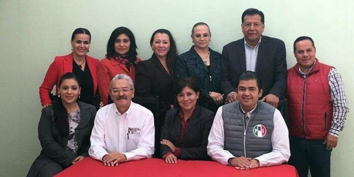 La aspirante con priístas La aspirante con priístas