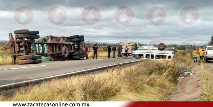 Ambos vehículos quedaron volcados Ambos vehículos quedaron volcados