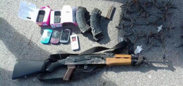Aseguran armas y vehículo