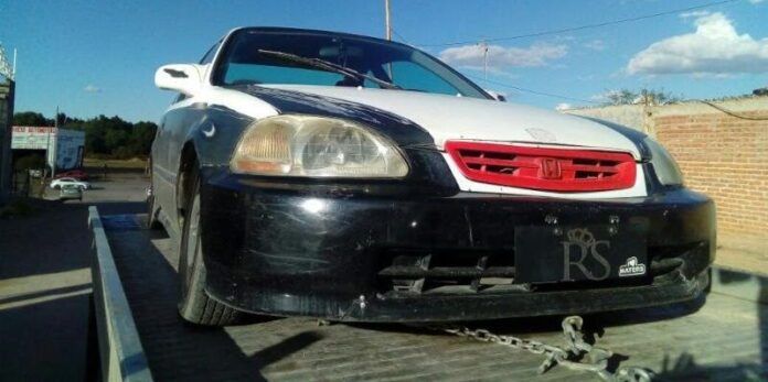 Auto en el que viajaban los presuntos asaltantes Auto en el que viajaban los presuntos asaltantes